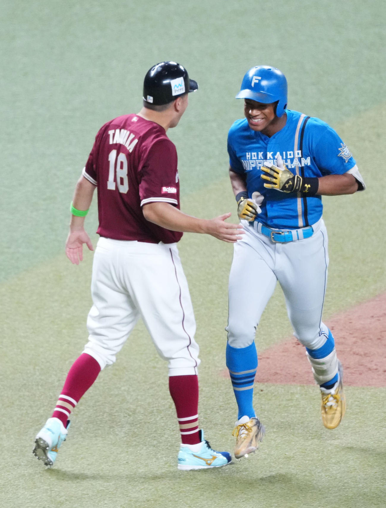 全セ対全パ　7回表全パ1死、右越えソロ本塁打を放ち田中将（左）とタッチを交わす万波（撮影・横山健太）