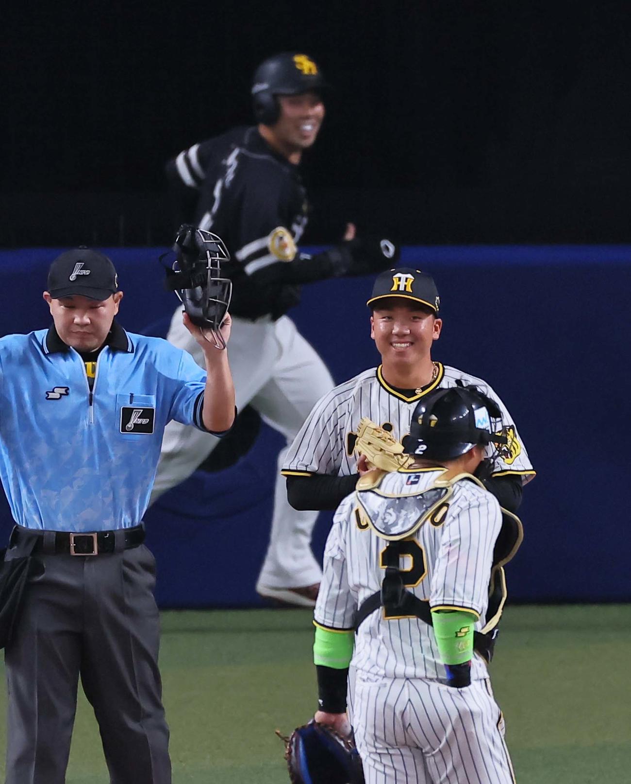 全セ対全パ　1回表全パ無死一、二塁、柳田の中前適時打で近藤の生還を許す村上と梅野のバッテリー（撮影・上田博志）