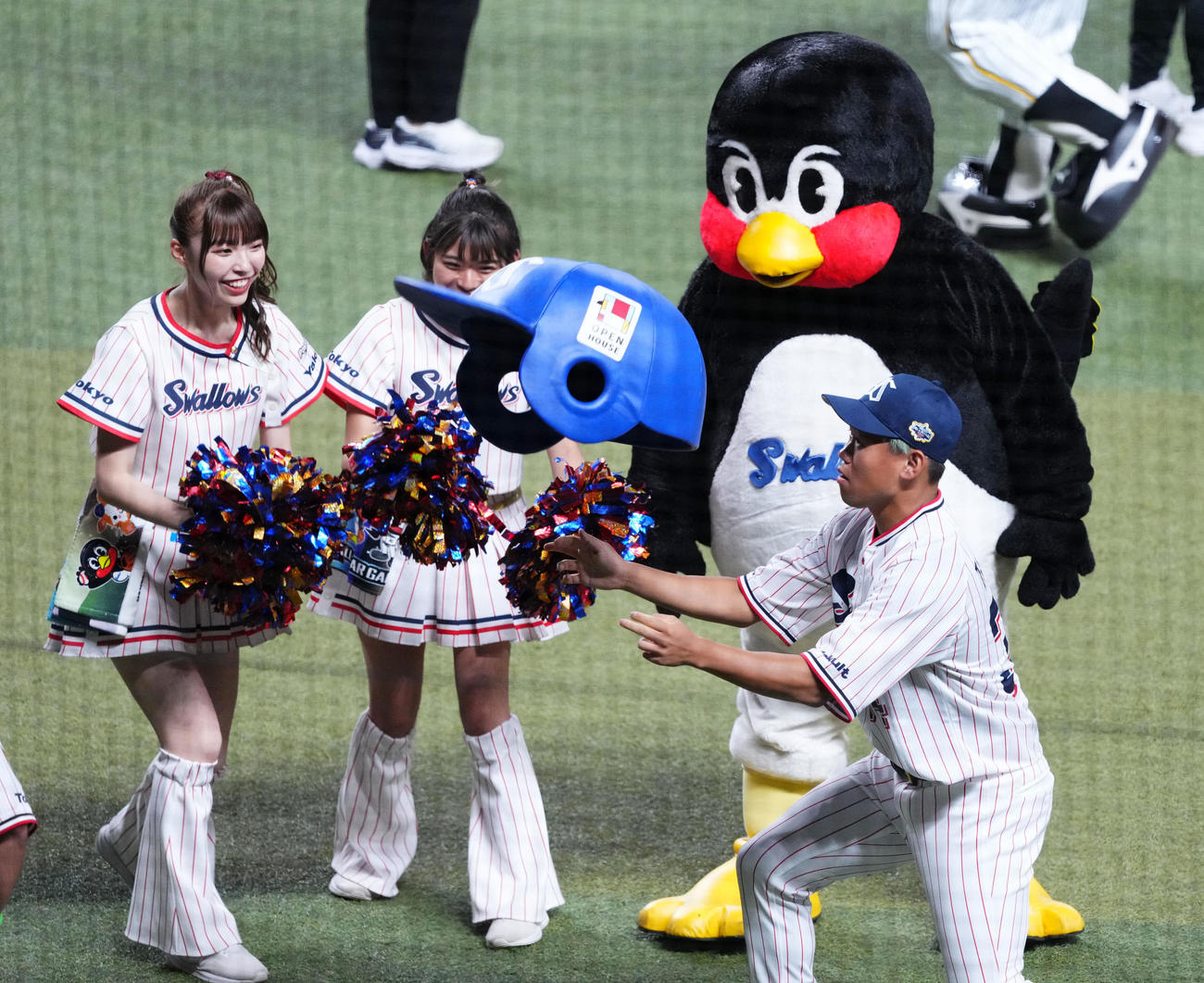 全セ対全パ　空中くるりんぱに挑戦するが失敗する全セ田口（右）（撮影・横山健太）