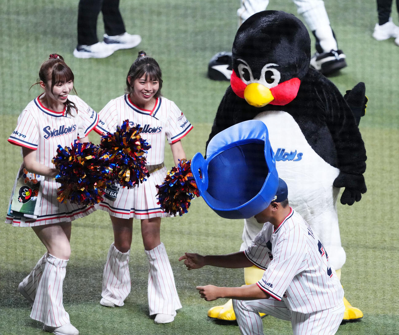 全セ対全パ　空中くるりんぱに挑戦するが失敗する全セ田口（右）（撮影・横山健太）