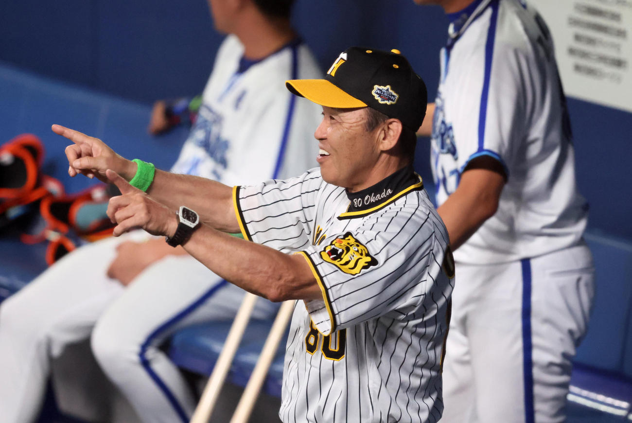 2回表全パ2死、近藤の二塁判定に思わずリクエストする？　岡田コーチ（撮影・加藤哉）