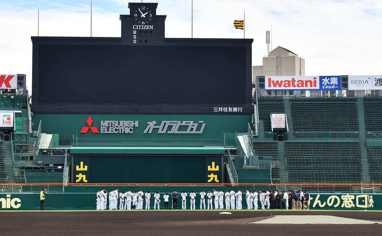 死去した横田慎太郎さんに向けて甲子園で黙とうを捧げる阪神ナイン（撮影・清水貴仁）