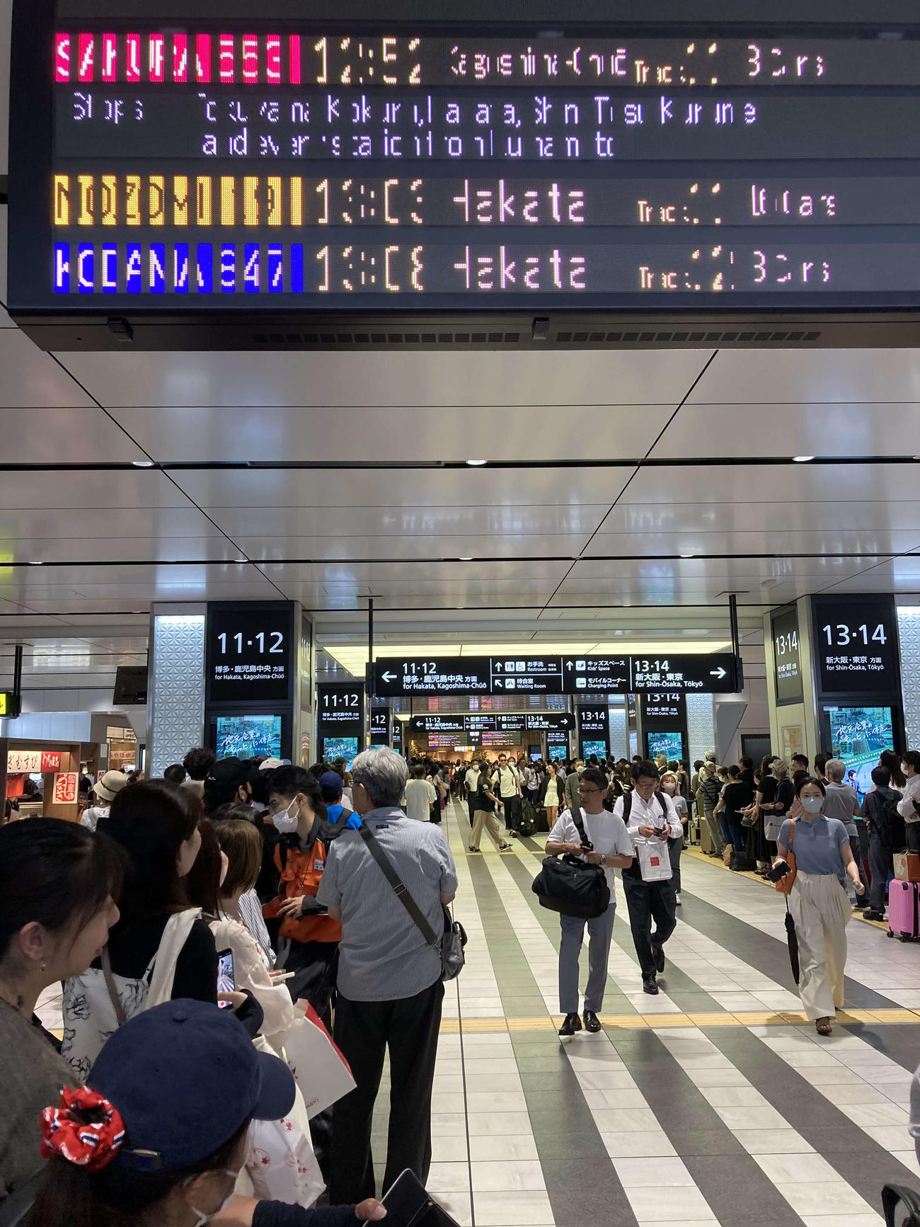 オールスター第2戦が行われる広島のJR広島駅では、移動してくる選手を見ようと多くの人が出迎えた