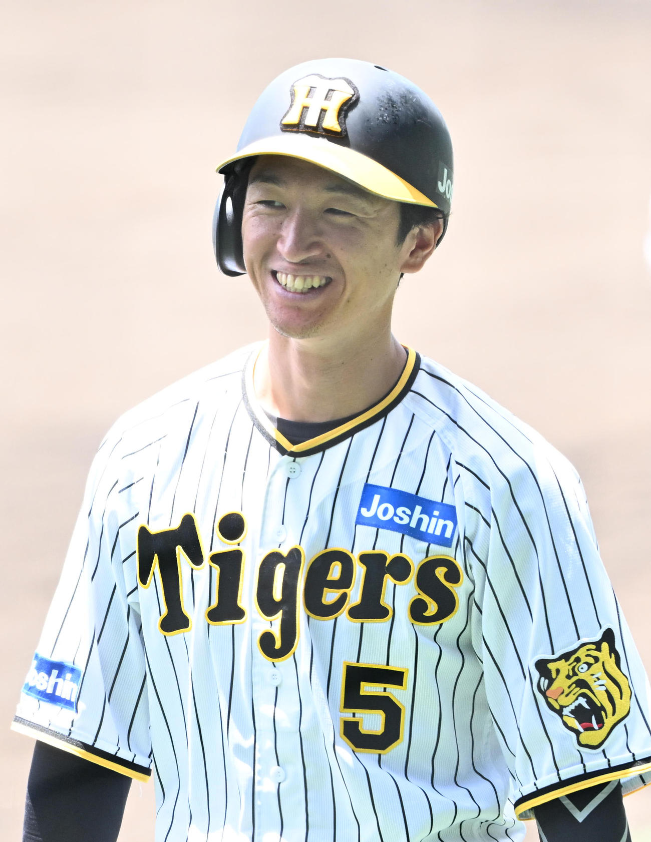 練習中に笑顔を見せる近本（撮影・石井愛子）