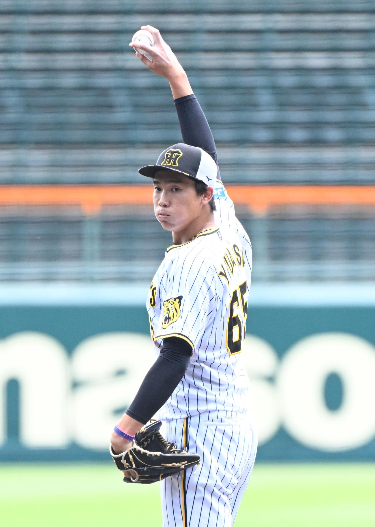 シート打撃で投球をする湯浅（撮影・石井愛子）