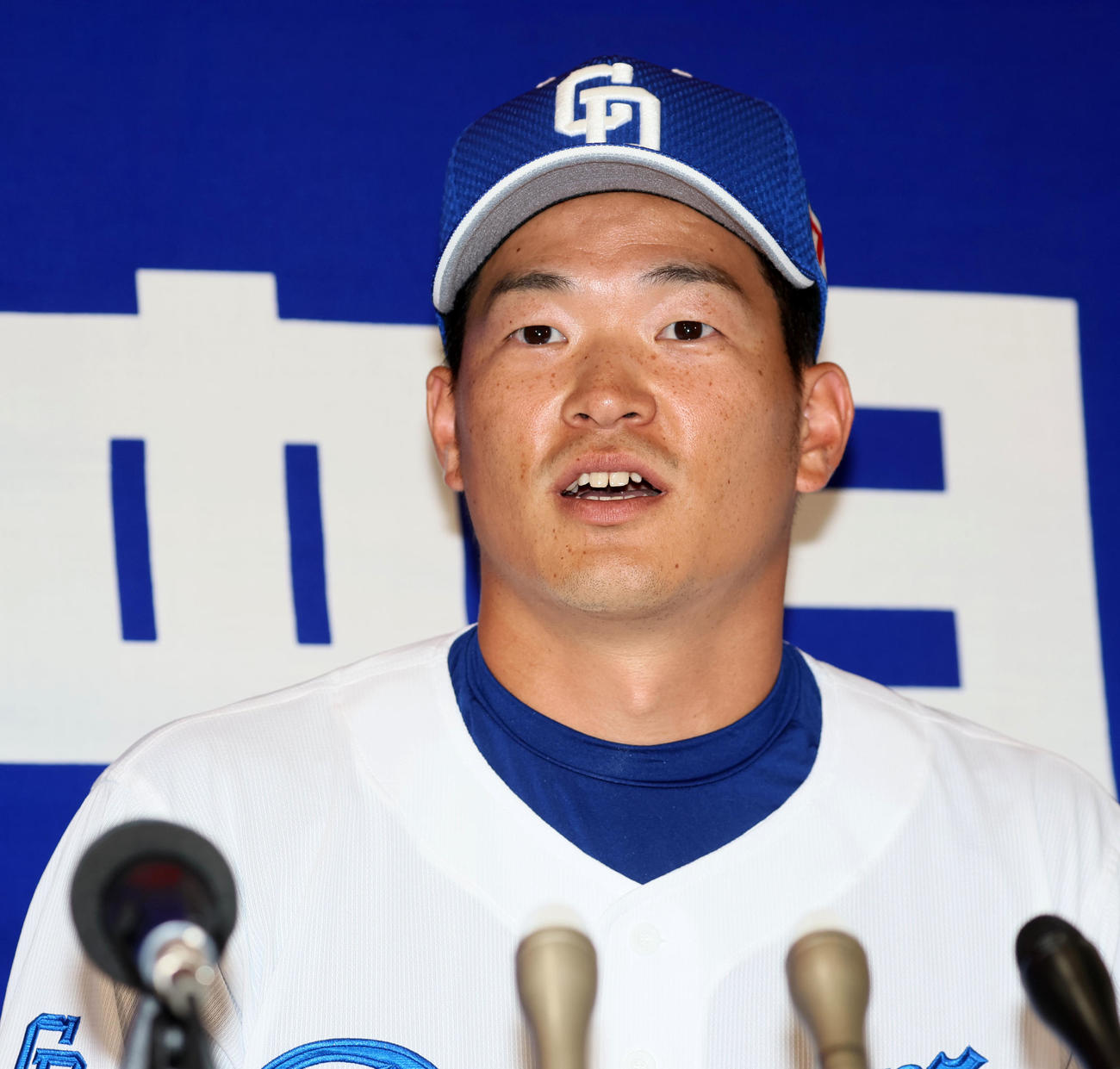 入団会見で心境などを語る川越（撮影・加藤哉）