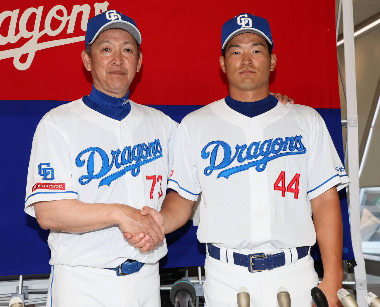 中日に移籍し入団会見を行った川越（右）は立浪監督と記念写真に納まる（撮影・加藤哉）