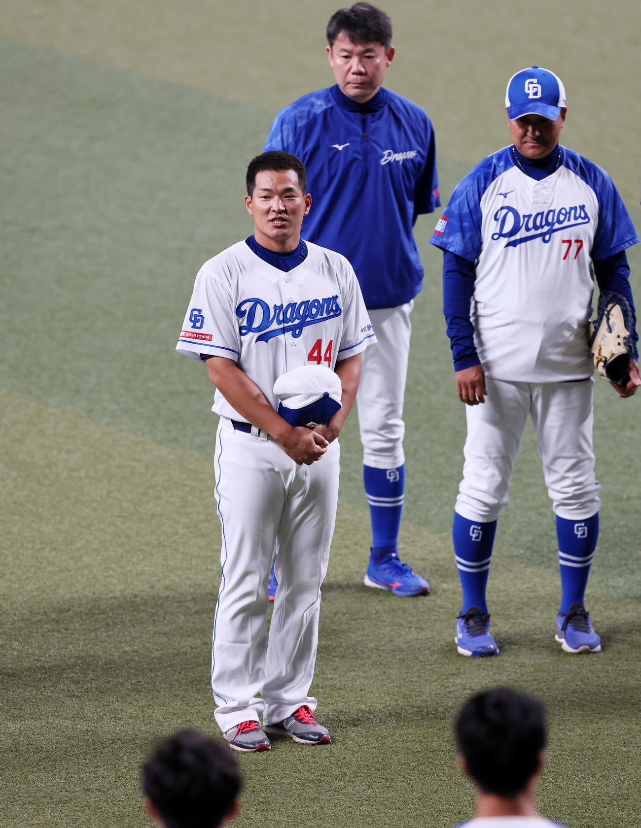 入団会見を終え全体練習開始前にナインへあいさつする川越（撮影・加藤哉）