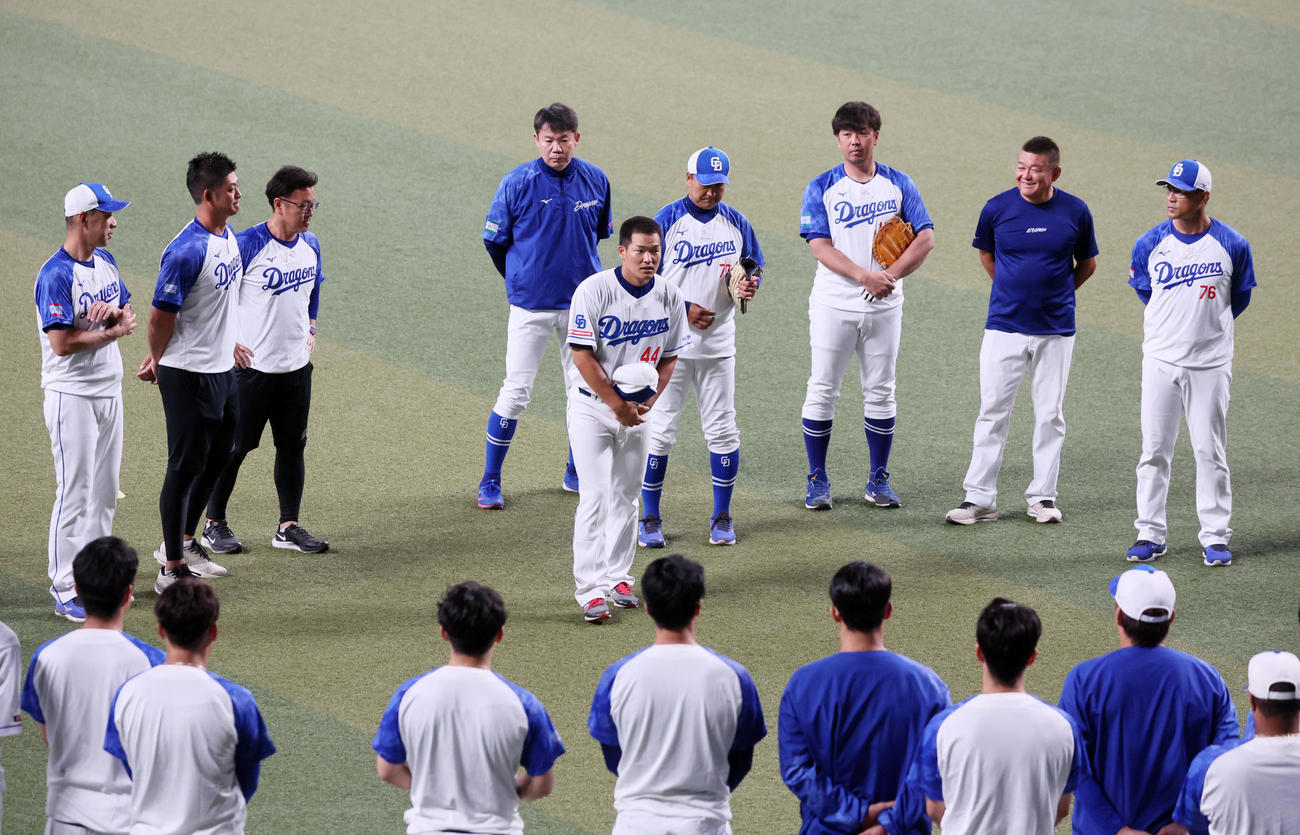 入団会見を終え全体練習開始前にナインへあいさつする川越（撮影・加藤哉）