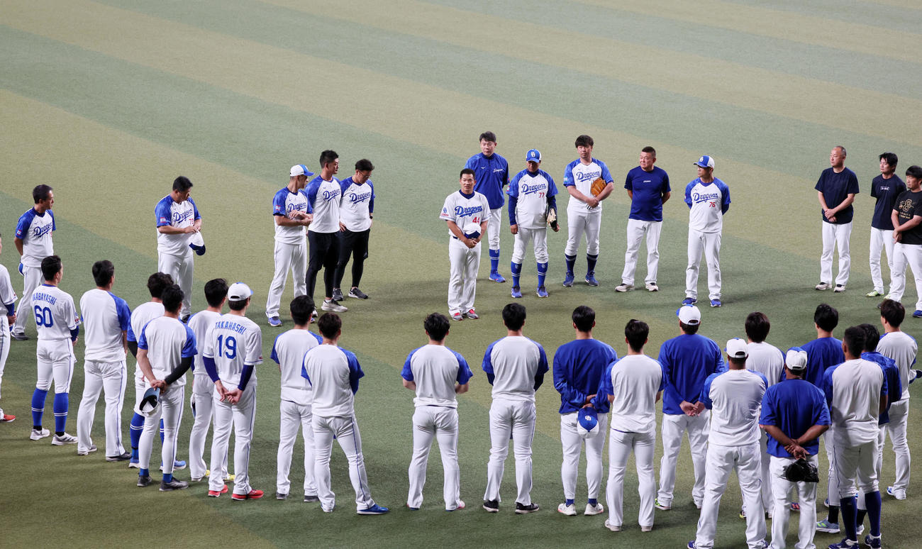 入団会見を終え全体練習開始前にナインへあいさつする川越（撮影・加藤哉）