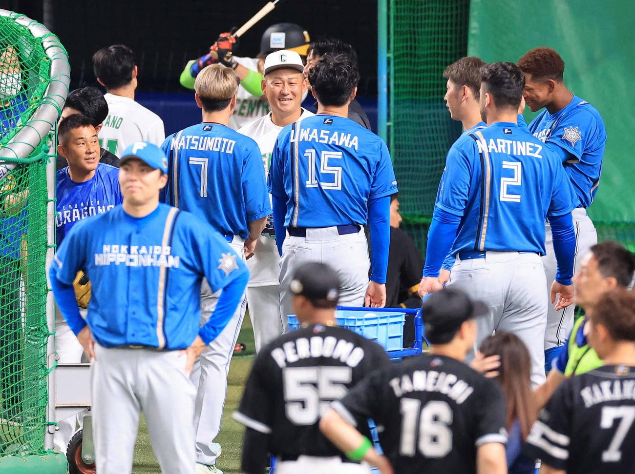 全セ対全パ　試合前、日本ハムの選手に囲まれる中田翔（中央）（2023年7月19日撮影）