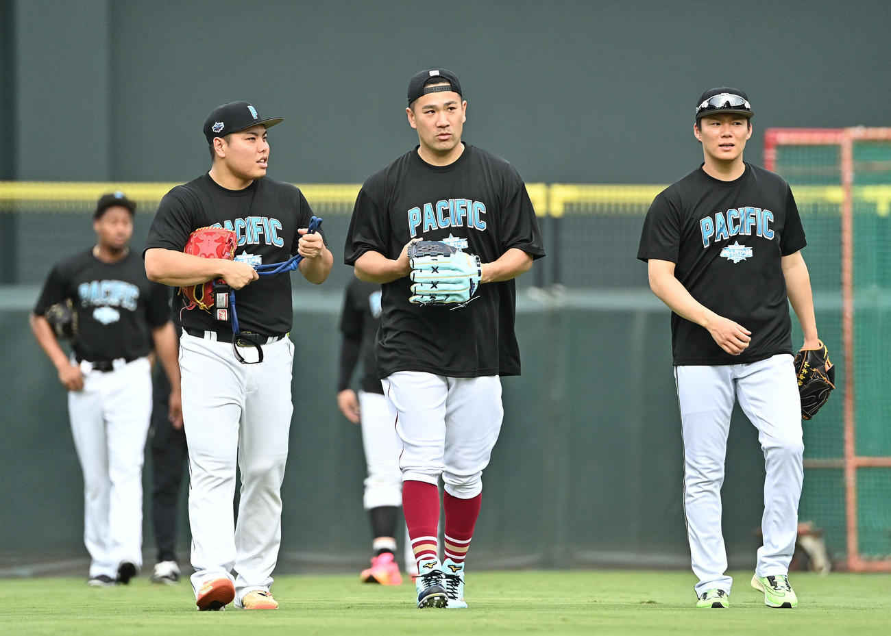 全セ対全パ　試合前練習を終え引き揚げる全パの、左から平良、田中将、山本（撮影・滝沢徹郎）