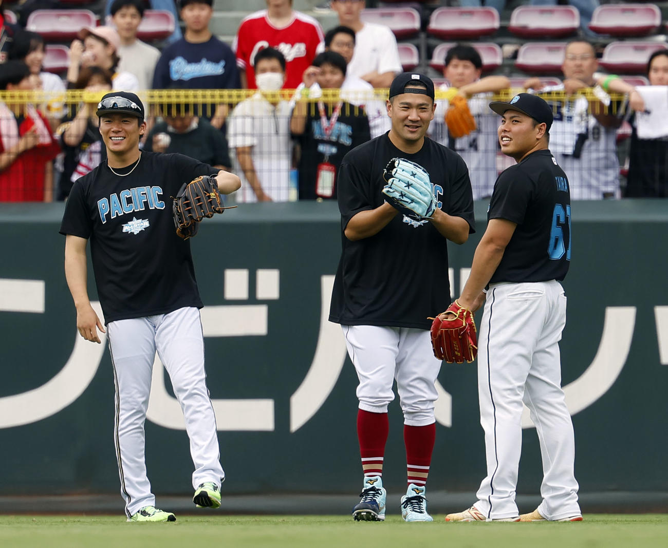 全セ対全パ　談笑する（左から）オリックス山本、楽天田中将、西武平良（撮影・藤尾明華）