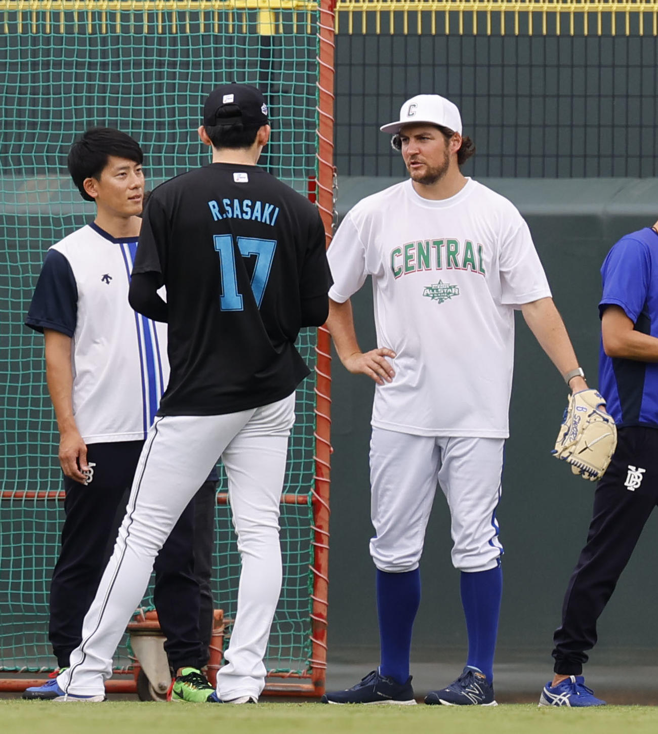 全セ対全パ　ロッテ佐々木朗（左）と話をするDeNAバウアー（撮影・藤尾明華）