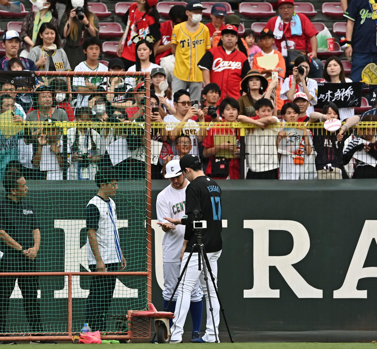 全セ対全パ　試合前練習で全セ・バウアー（後方）は全パ佐々木朗と手を合わせる（撮影・滝沢徹郎）