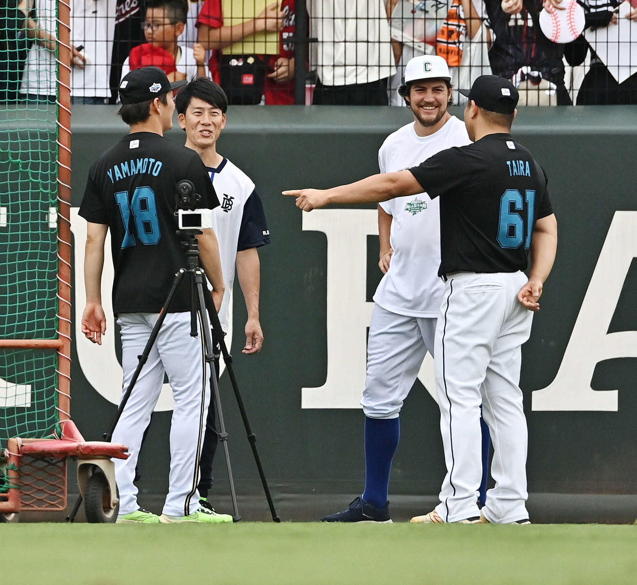 全セ対全パ　試合前練習で全セバウアー（後方右）と話す全パ山本（後方左）と平良（撮影・滝沢徹郎）