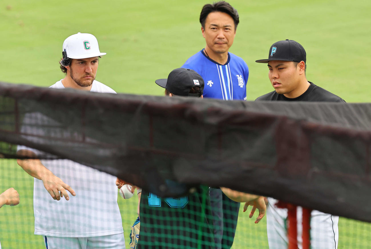 全セ対全パ　バウアー（左）と話をする山本（中央）と平良（右）（撮影・上田博志）