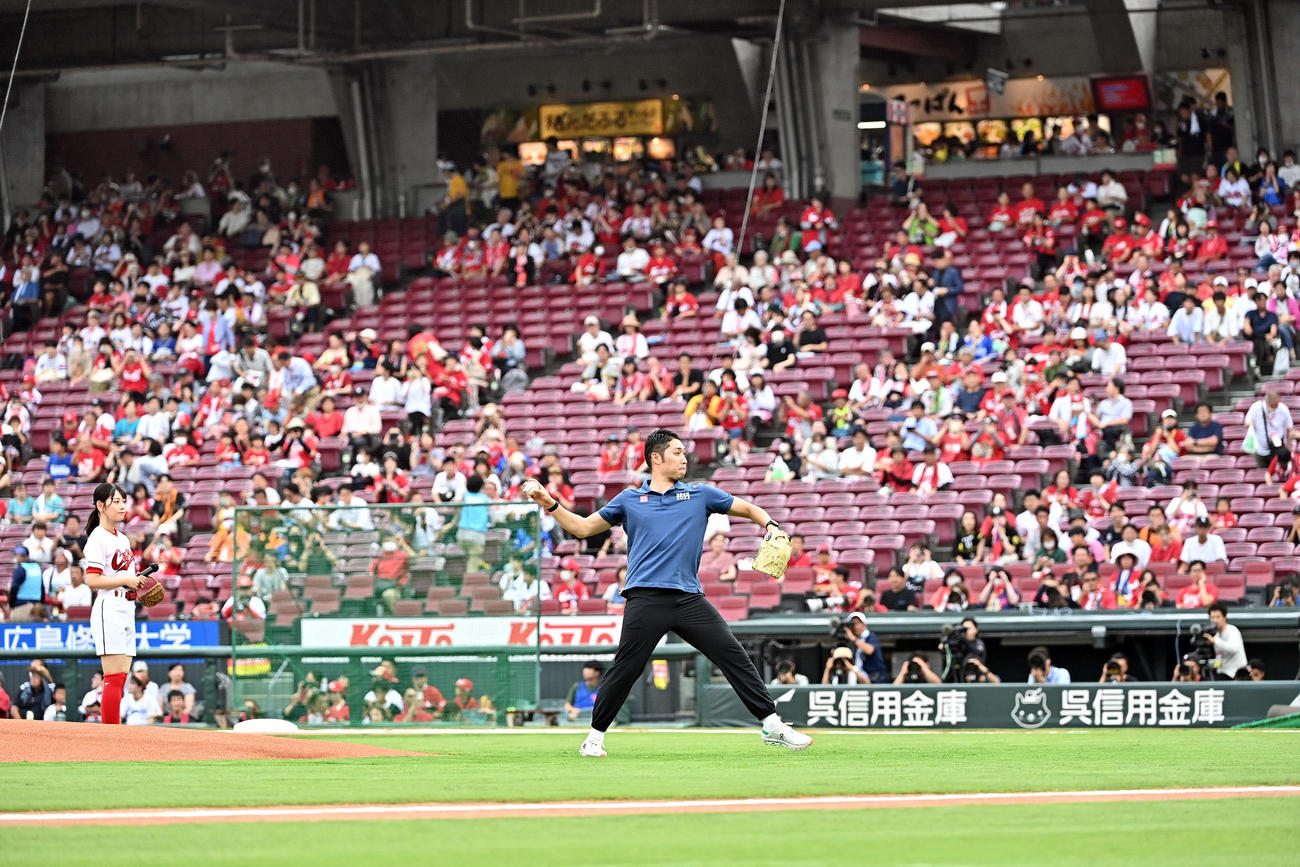 全セ対全パ　セレモニアルピッチで投球する萩野公介氏（撮影・滝沢徹郎）