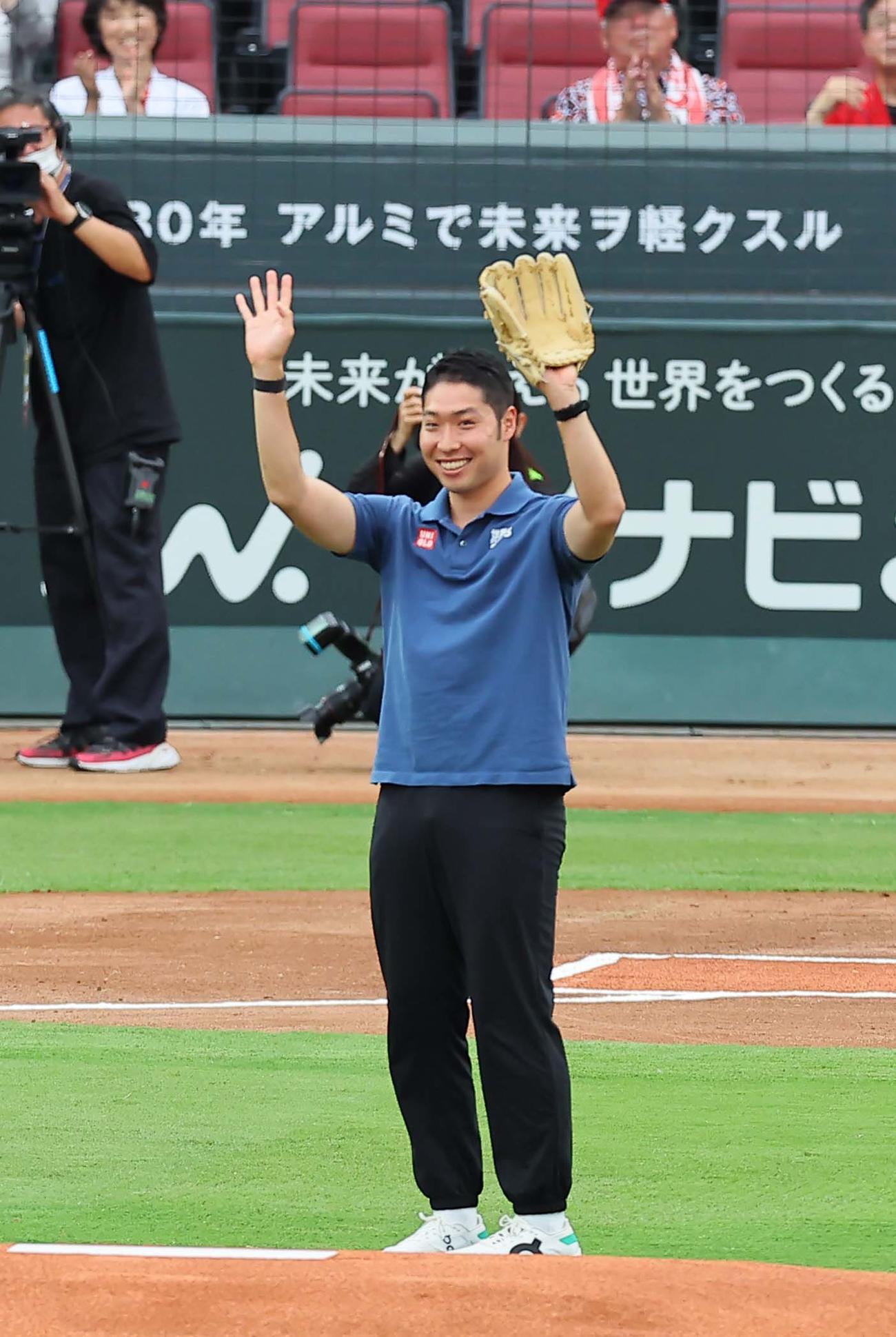全セ対全パ　ファーストピッチセレモニーに登場した萩野公介氏（撮影・上田博志）
