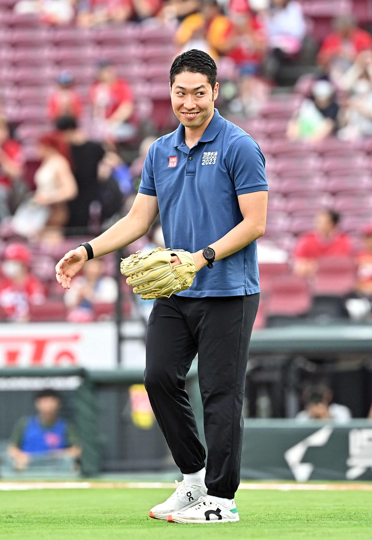 全セ対全パ　セレモニアルピッチを終え笑顔の萩野公介氏（撮影・滝沢徹郎）
