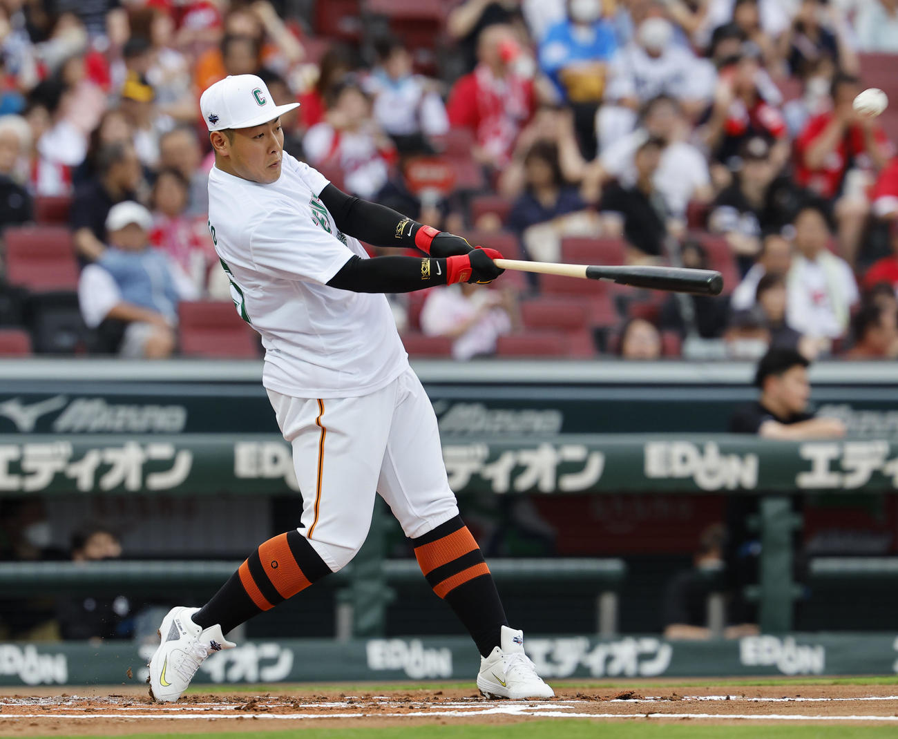 全セ対全パ　本塁打競争決勝で本塁打を放ち優勝した巨人岡本和（撮影・藤尾明華）