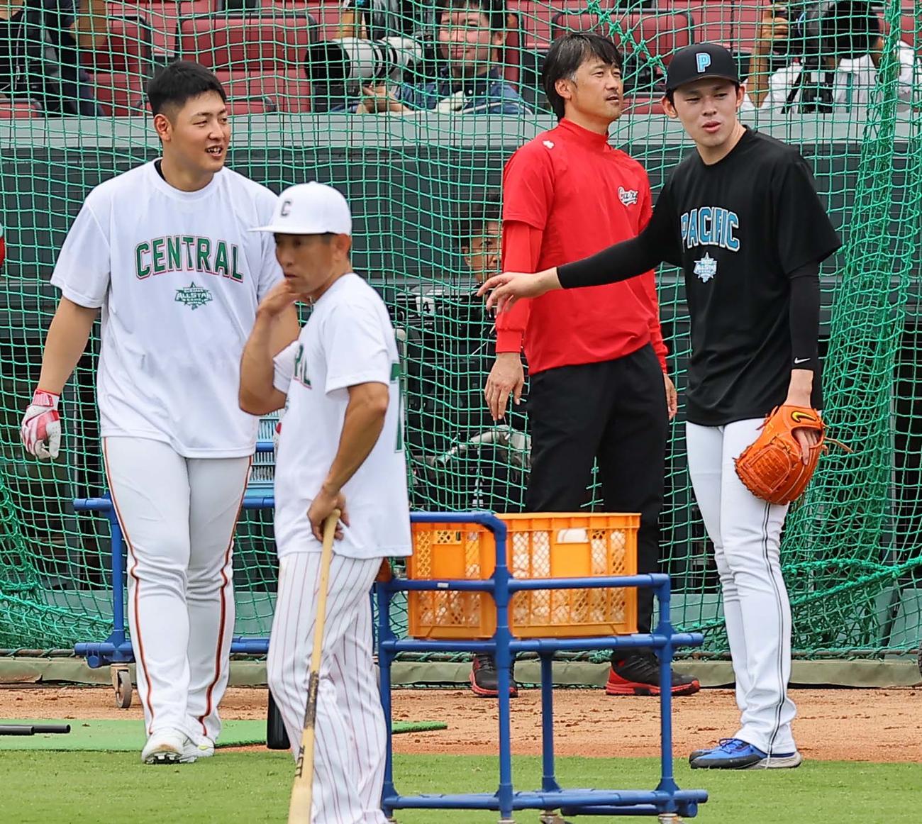全セ対全パ　岡本和（左）と話をする佐々木朗（撮影・上田博志）