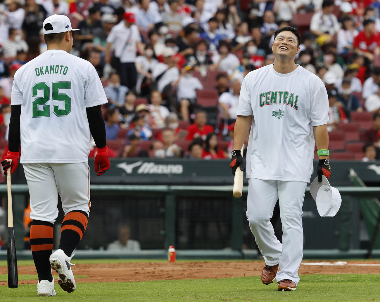 全セ対全パ　本塁打競争決勝で本塁打を打てず悔しそうな表情を見せる中日細川（右）（撮影・藤尾明華）