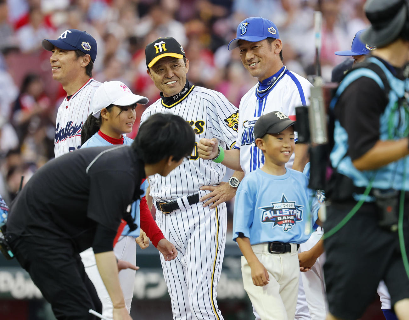 全セ対全パ　整列し、子どもたちとタッチを交わす（左から）全セ高津臣吾監督、岡田彰布コーチ、三浦大輔コーチ（撮影・藤尾明華）