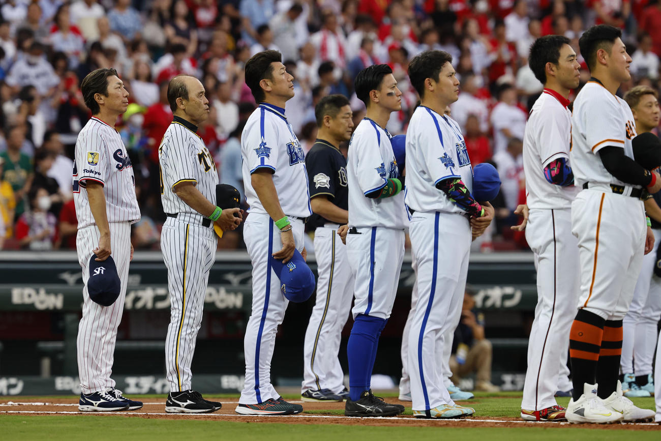 全セ対全パ　国歌を聞く（左から）全セ高津監督、岡田コーチ、三浦コーチ（撮影・藤尾明華）