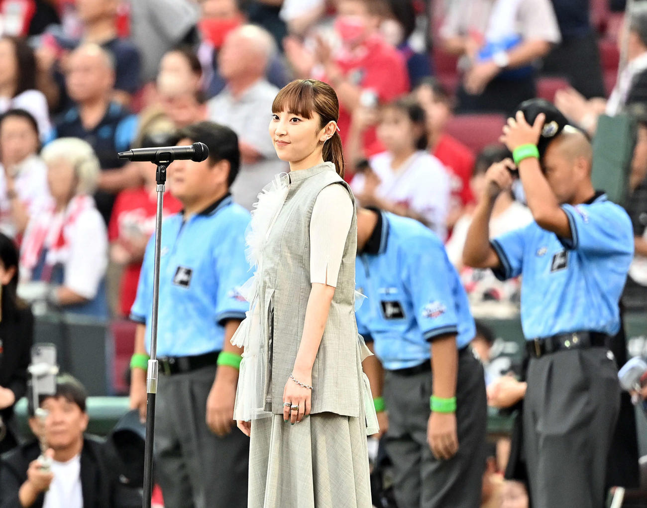 全セ対全パ　試合前に君が代を独唱した家入レオ（撮影・滝沢徹郎）