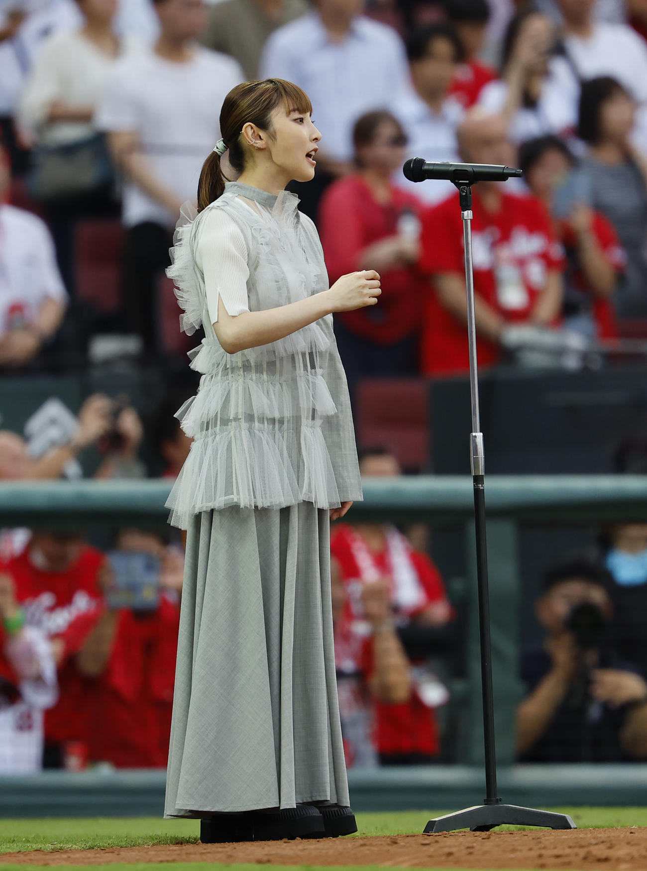 全セ対全パ　国歌を歌う家入レオさん（撮影・藤尾明華）