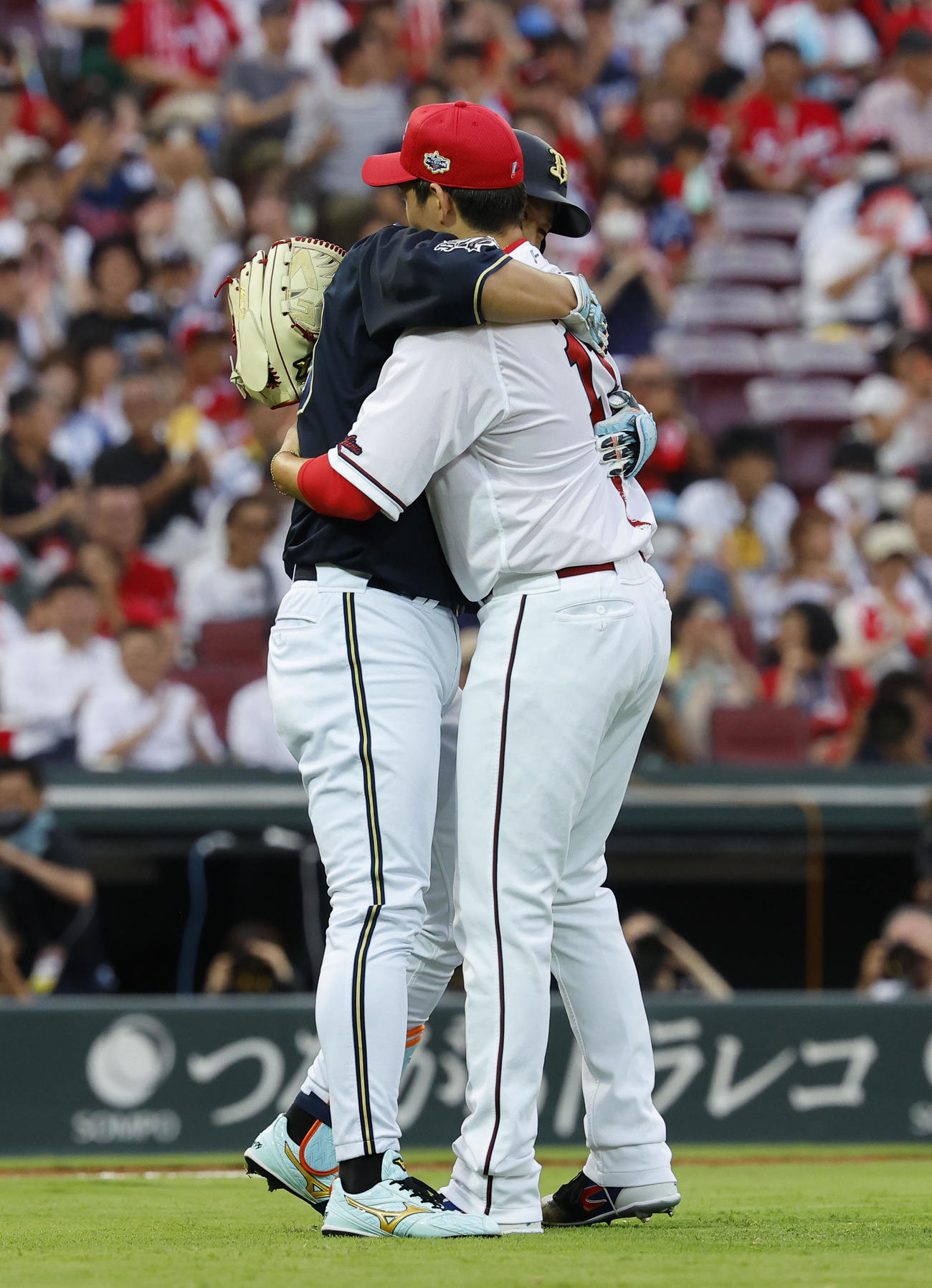 全セ対全パ　1回表全パ無死、胸元の球を投げられるも、抱き合う杉本（左）と九里（撮影・藤尾明華）