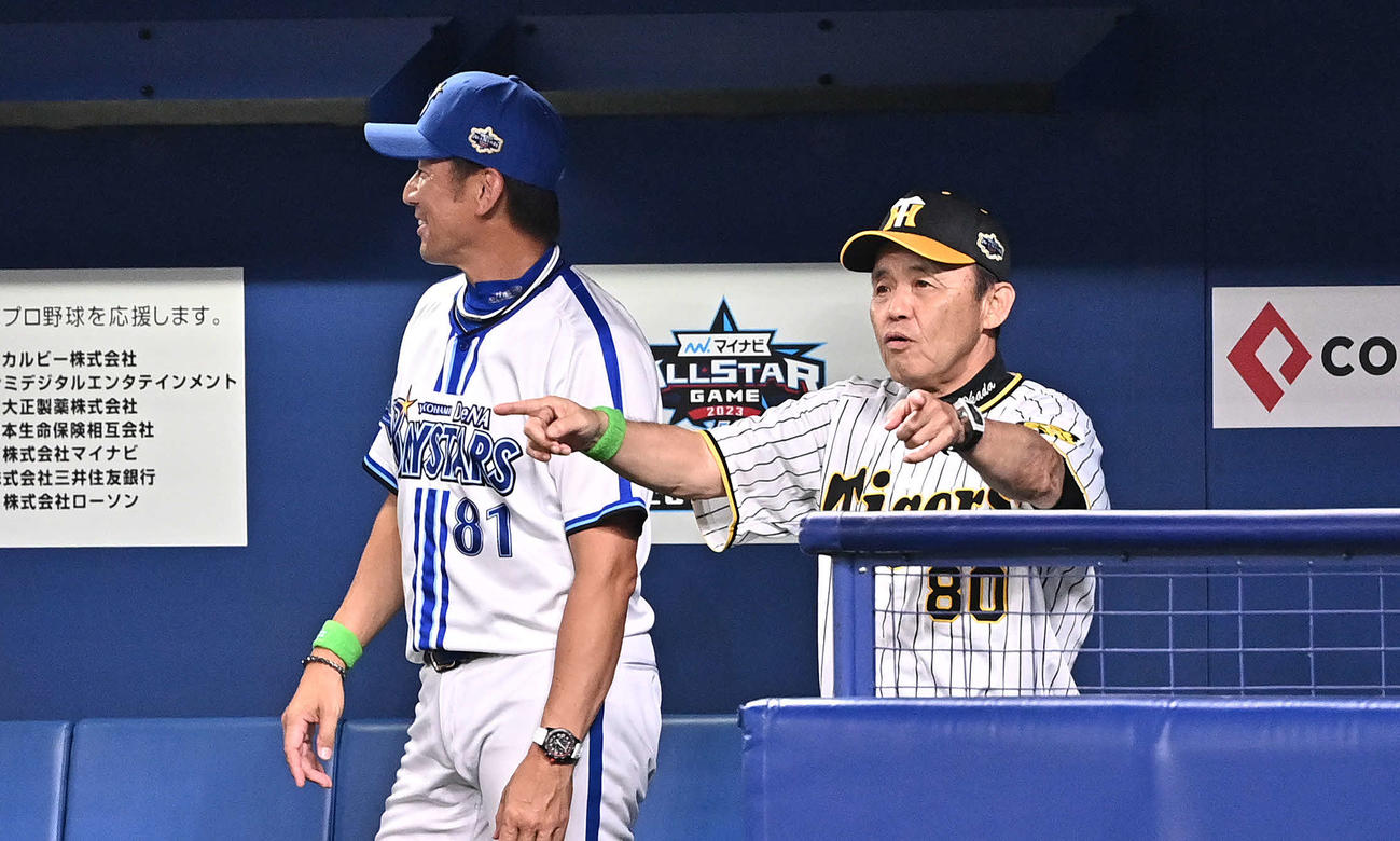 全セ対全パ　2回表全パ2死、近藤の二塁セーフの判定で、不在の高津監督に代わりリクエストする岡田コーチ（右）（2023年7月19日撮影）