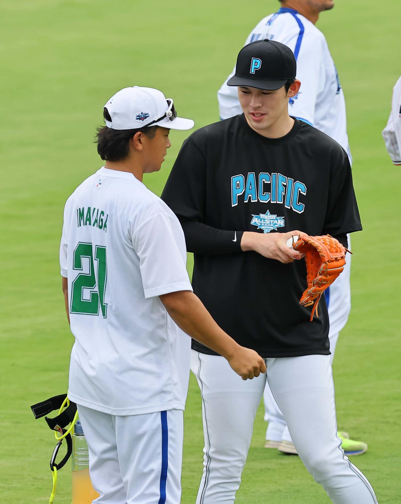全セ対全パ　今永（左）と話をする佐々木朗（撮影・上田博志）