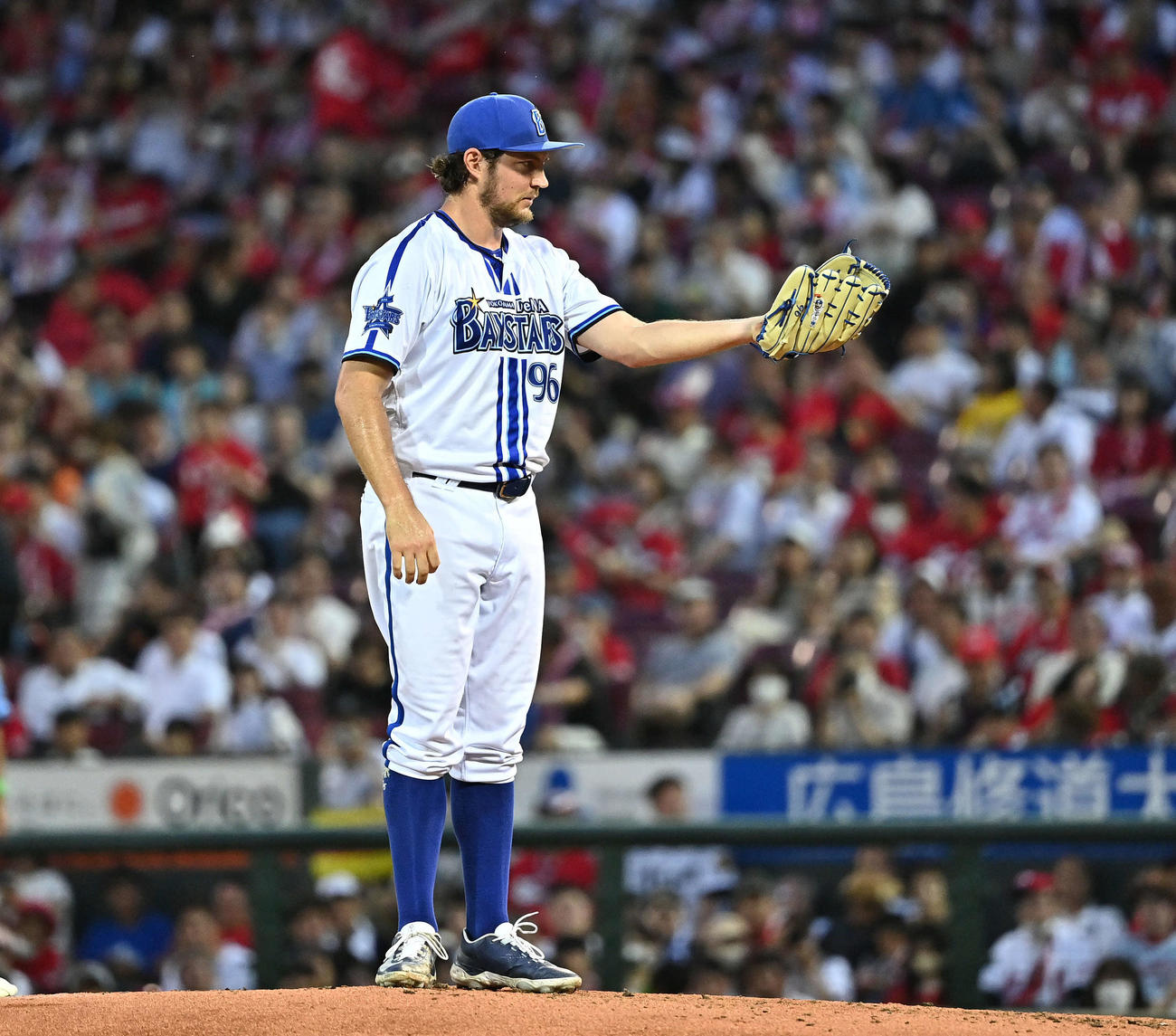 全セ対全パ　4回表、全セ3番手で投球するバウアーは球種を伝える（撮影・滝沢徹郎）