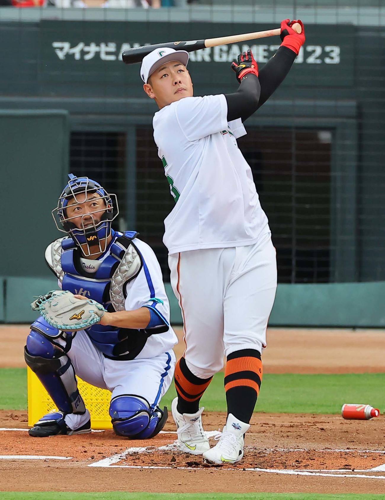 全セ対全パ　ホームランダービーの決勝で柵越えする岡本和（撮影・上田博志）