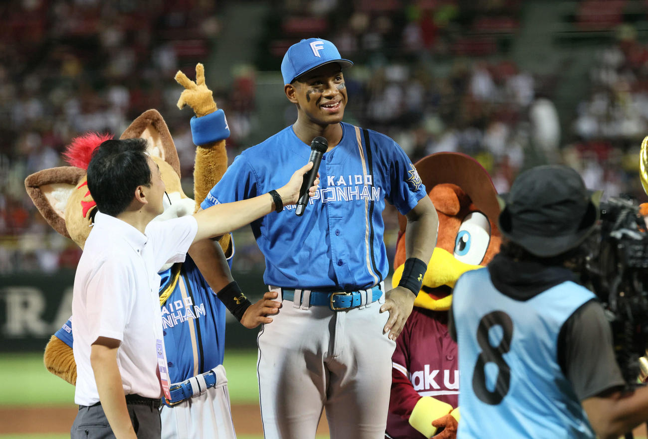 全セ対全パ　全セ対全パ　MVPインタビューを受ける万波（撮影・加藤孝規）