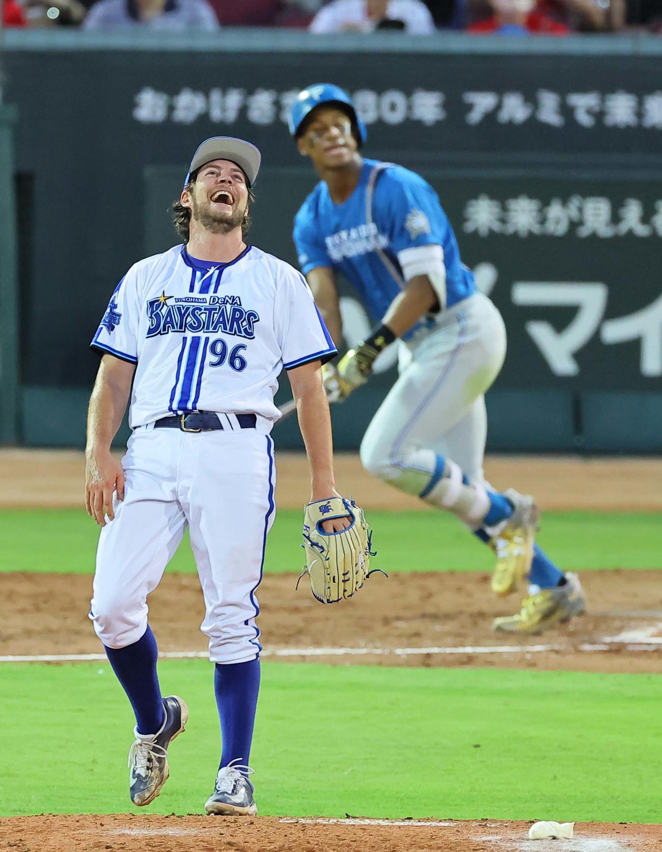 全セ対全パ　4回表全パ無死、万波に本塁打を浴びたバウアーはマウンドで笑顔を見せる（撮影・上田博志）
