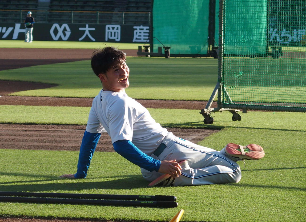 練習中に笑顔を見せる日本ハム清宮（撮影・中島宙恵）