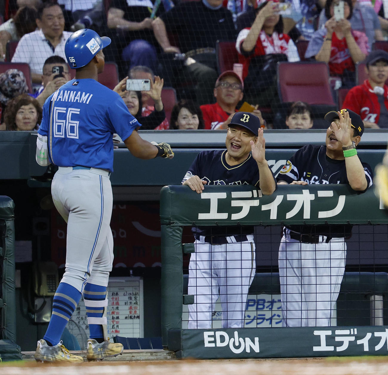 全セ対全パ　4回表全パ無死、左越えに本塁打を放った万波を出迎える中嶋監督（中央）（撮影・藤尾明華）