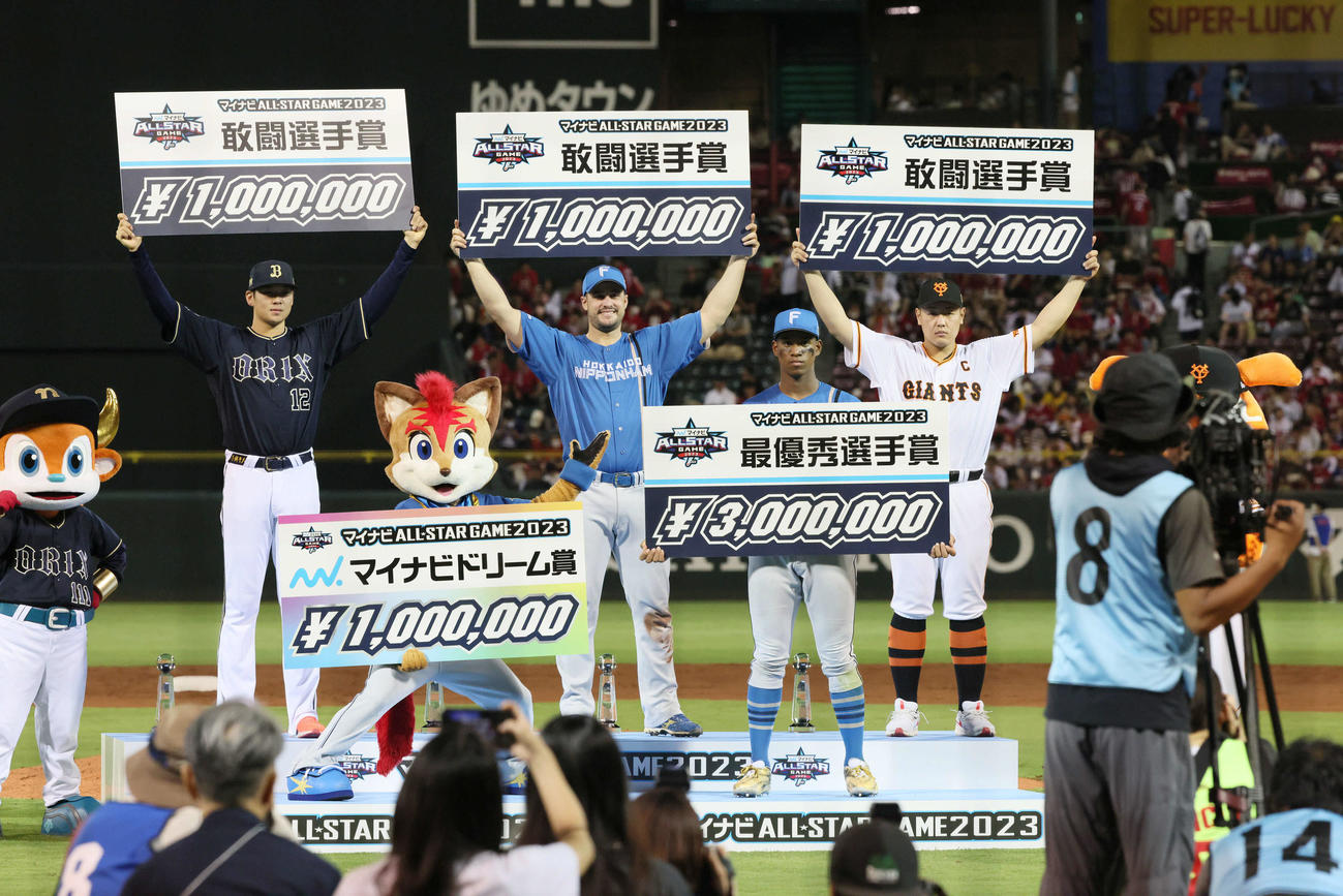 全セ対全パ　表彰を受けるMVPに輝いた万波（手前）と、敢闘選手賞に輝いた、後列左から山下、マルティネス、岡本和（撮影・加藤孝規）