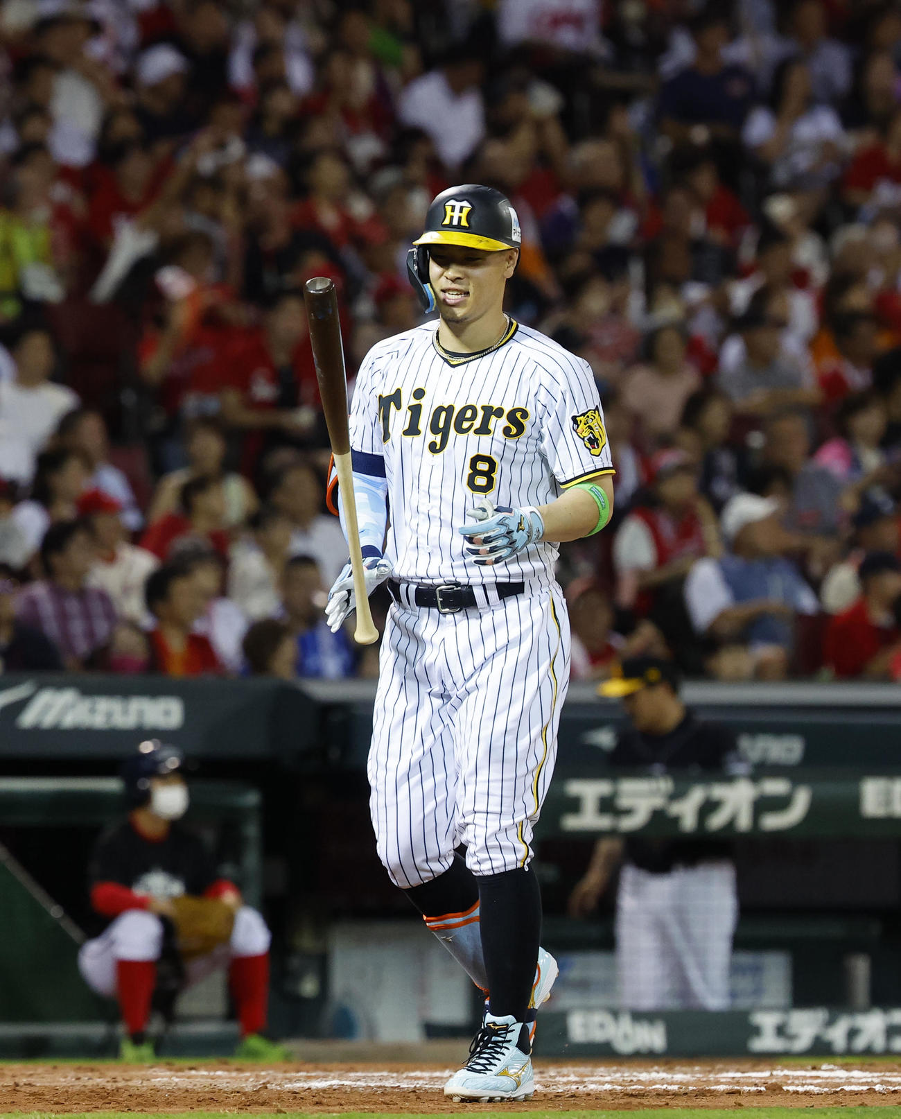 全セ対全パ　7回裏阪神全セ2死、三邪飛に倒れた佐藤輝（撮影・藤尾明華）