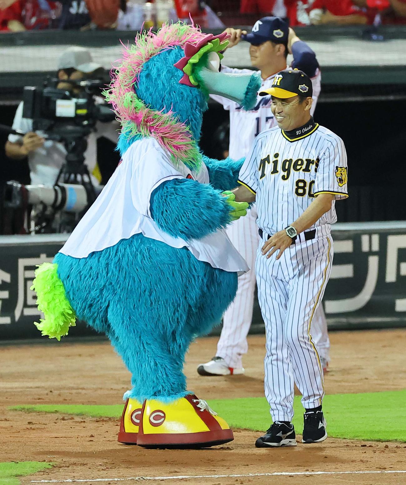 全セ対全パ　スライリー（左）とふれあい笑顔を見せる岡田コーチ（撮影・上田博志）