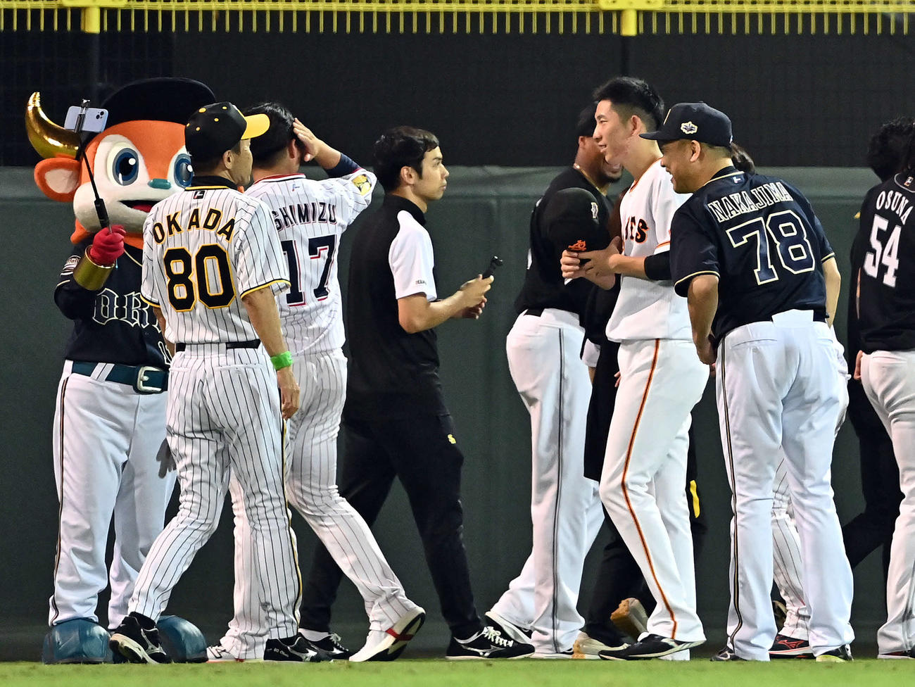 全セ対全パ　試合後、言葉を交わす全セ岡田コーチ（左）と全パ中嶋監督（撮影・滝沢徹郎）