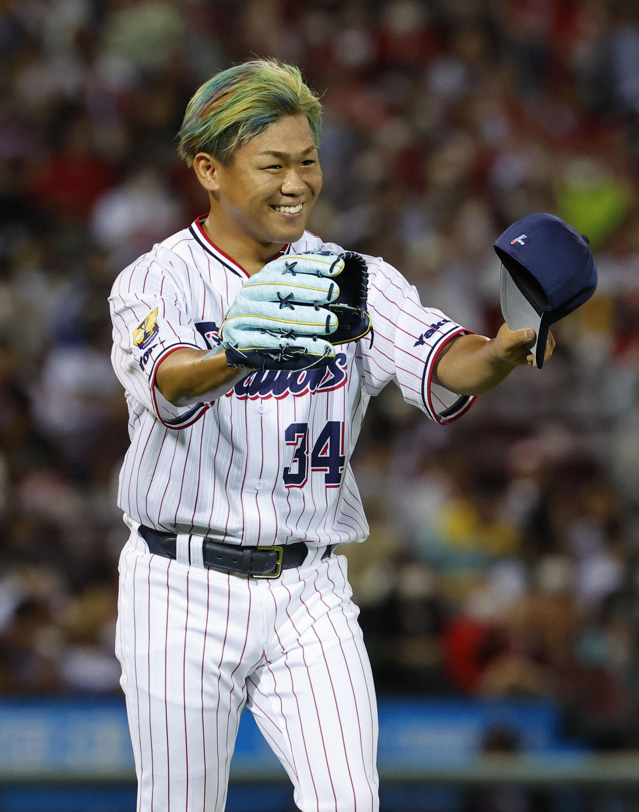 全セ対全パ　9回表全パ、レインボーカラーに染髪して投球した田口（撮影・藤尾明華）