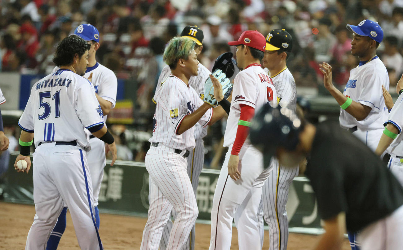 全セ対全パ　全セ対全パ　全セ対全パ　9回表全パ、全セ8番手の田口（中央）を迎えるナイン（撮影・加藤孝規）