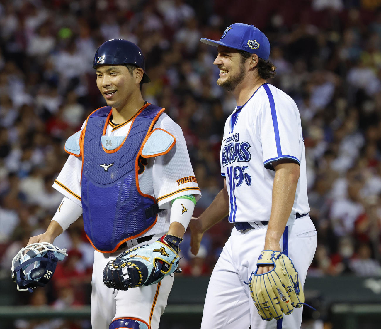 全セ対全パ　4回を終え大城卓三（左）とベンチに戻るバウアー（撮影・藤尾明華）