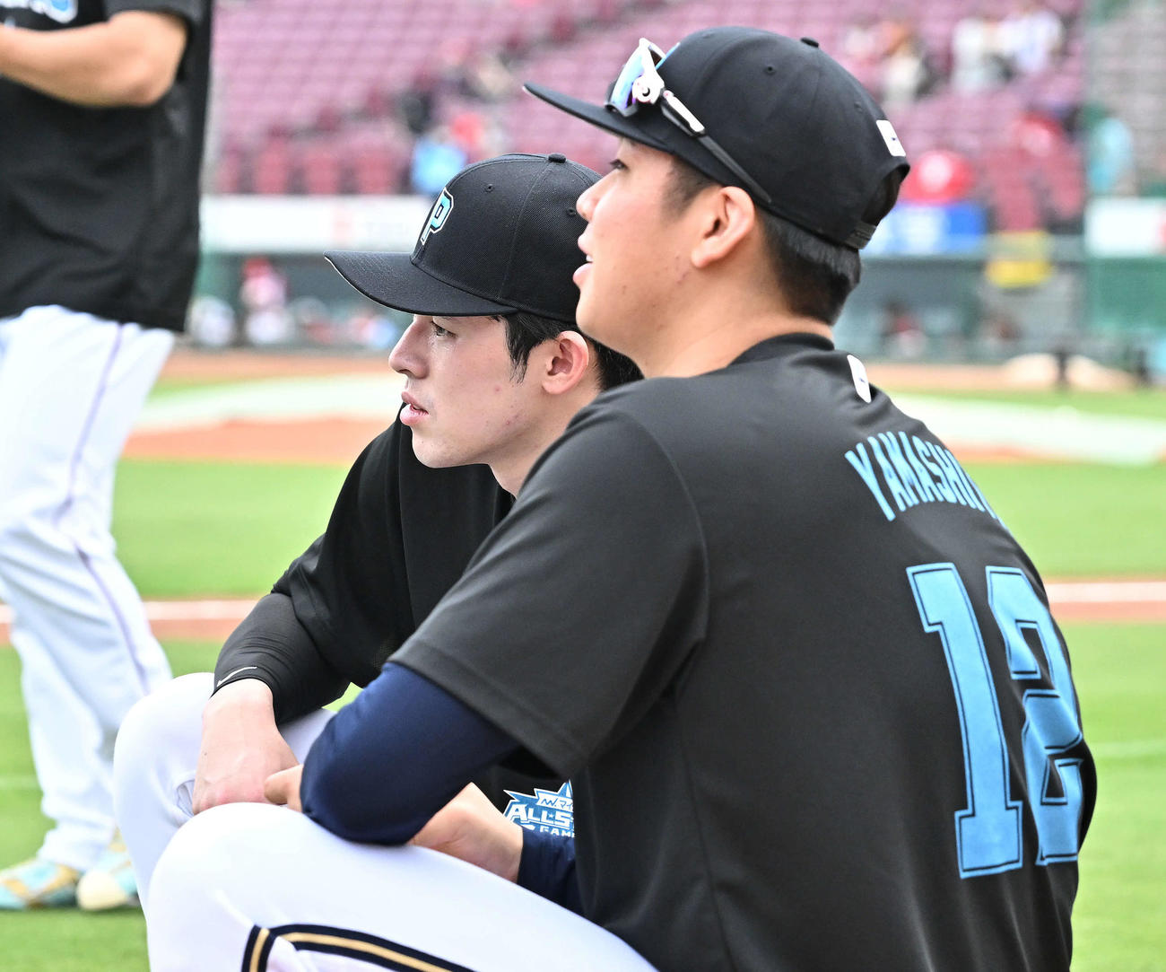 全セ対全パ　試合前練習で全パ佐々木朗（後方）は山下と話す（撮影・滝沢徹郎）