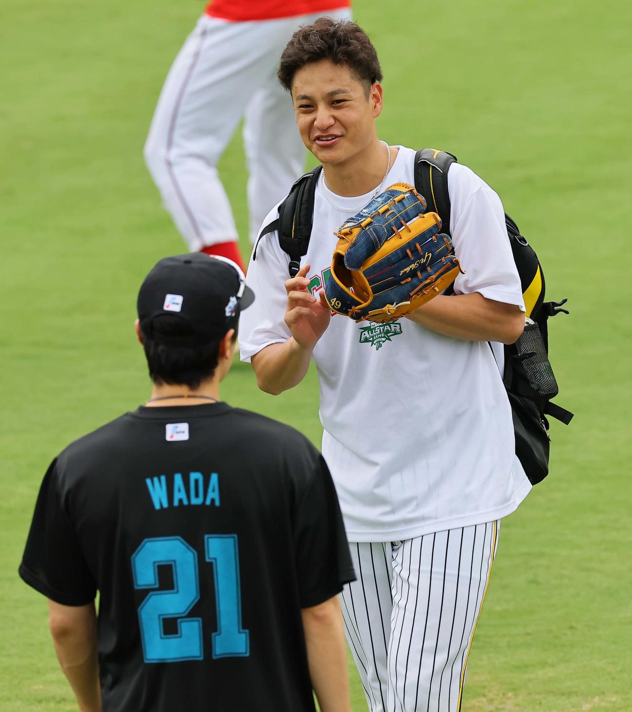 全セ対全パ　ソフトバンク和田（左）と話をする阪神大竹（撮影・上田博志）