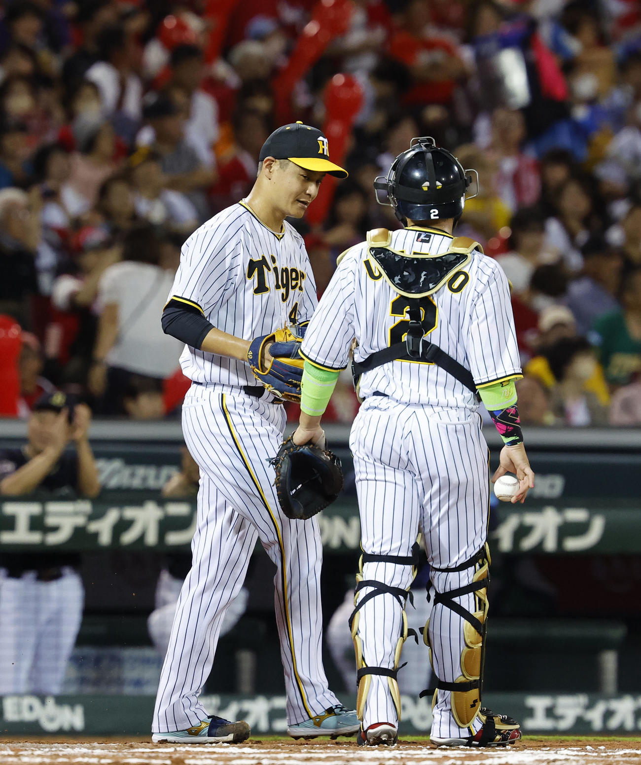 全セ対全パ　7回表全パ1死一、三塁、栗原に右犠飛を許した大竹（左）（撮影・藤尾明華）